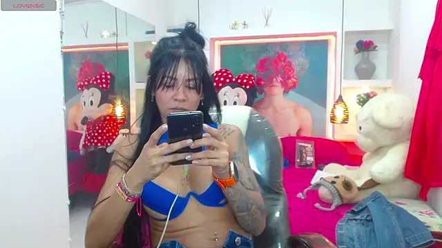 Snapshot of lorenapinto chatting on February 25, 12:14 am lorenapinto online show from February 25, 12:14 am