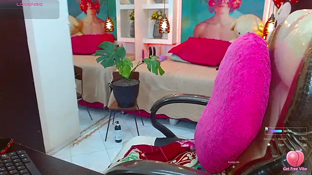 Snapshot of lorenapinto chatting on October 20, 1:28 am lorenapinto online show from October 20, 1:28 am