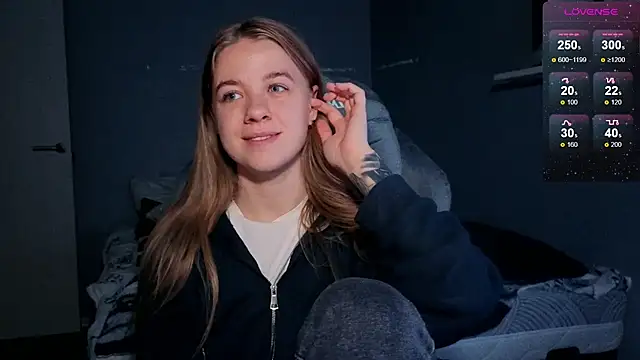 Snapshot of candy_maggie chatting on November 6, 3:02 pm candy maggie online show from November 6, 3:02 pm