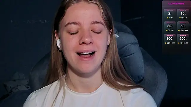 Snapshot of candy_maggie chatting on November 13, 5:12 pm candy maggie online show from November 13, 5:12 pm