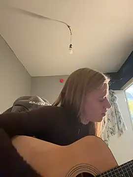 Snapshot of candy_maggie chatting on November 16, 7:41 pm candy maggie online show from November 16, 7:41 pm