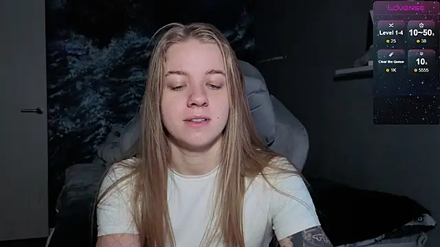 Snapshot of candy_maggie chatting on December 15, 5:17 pm candy maggie online show from December 15, 5:17 pm