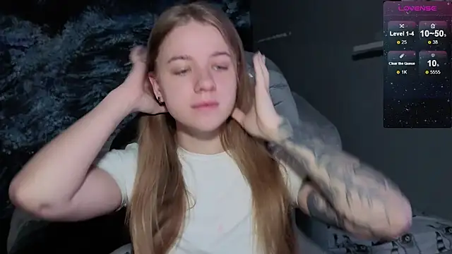 Snapshot of candy_maggie chatting on December 17, 1:17 pm candy maggie online show from December 17, 1:17 pm