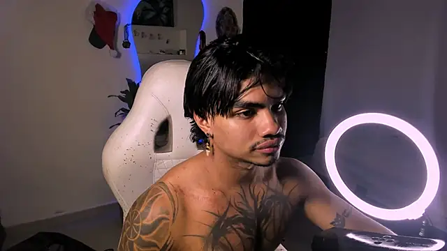 Snapshot of Young_laroi chatting on December 15, 4:07 am Young laroi online show from December 15, 4:07 am