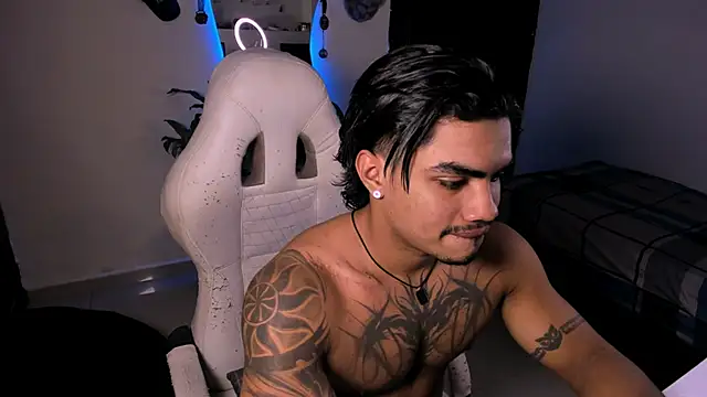Snapshot of Young_laroi chatting on December 21, 5:25 am Young laroi online show from December 21, 5:25 am