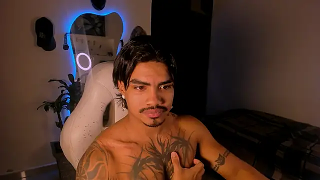Snapshot of Young_laroi chatting on January 11, 3:55 am Young laroi online show from January 11, 3:55 am