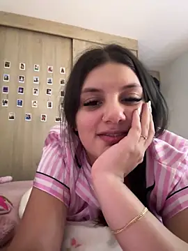 Snapshot of EmilyS__ chatting on March 19, 6:46 am EmilyS   online show from March 19, 6:46 am