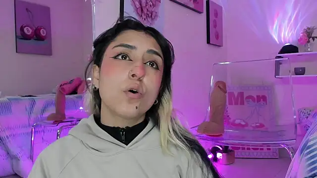 Snapshot of MaveParks_ chatting on December 1, 11:37 am MaveParks online show from December 1, 11:37 am