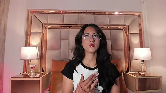 Snapshot of DaraBeckett chatting on January 18, 12:04 pm DaraBeckett online show from January 18, 12:04 pm