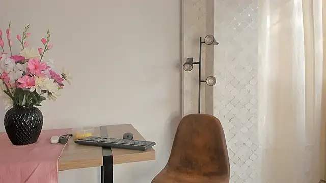 Snapshot of DaraBeckett chatting on September 13, 12:05 pm DaraBeckett online show from September 13, 12:05 pm