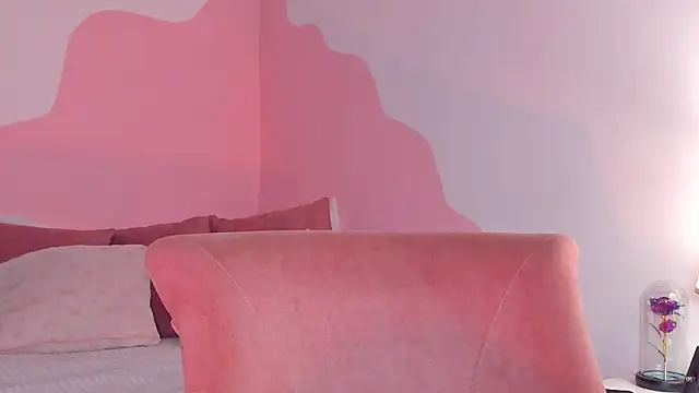 Snapshot of DaraBeckett chatting on December 3, 12:40 am DaraBeckett online show from December 3, 12:40 am