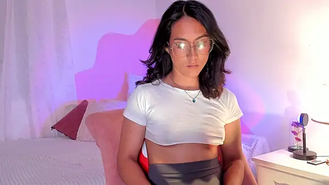 Snapshot of DaraBeckett chatting on December 14, 12:05 am DaraBeckett online show from December 14, 12:05 am