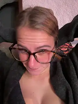 selenaluvv online show from December 4, 4:05 pm