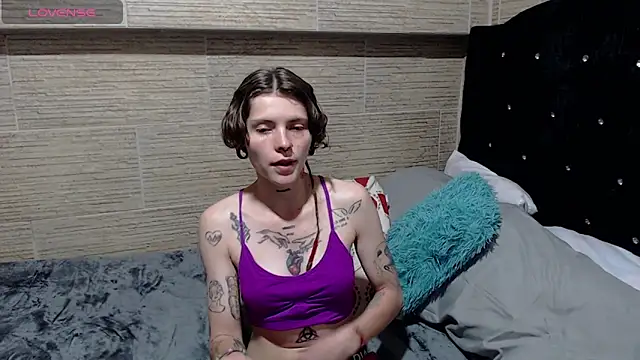 Snapshot of pretty_cristal69 chatting on February 22, 10:42 pm pretty cristal69 online show from February 22, 10:42 pm