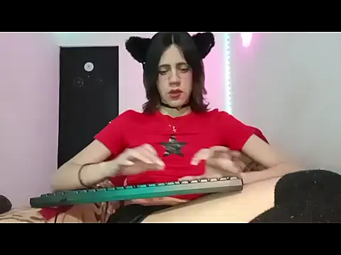 Snapshot of lucydreamm chatting on October 2, 1:34 am lucydreamm online show from October 2, 1:34 am