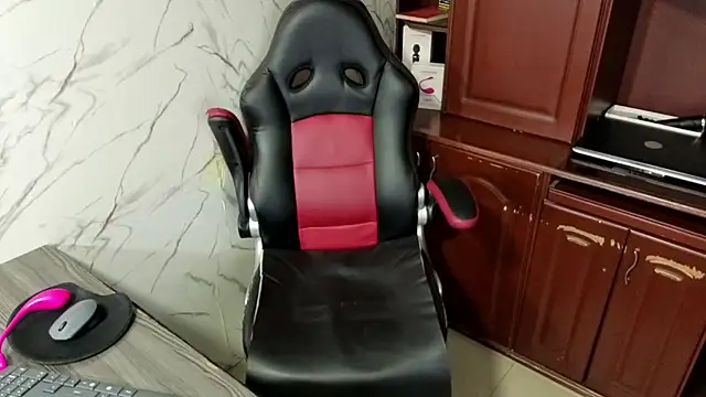 Snapshot of MissEscarleth chatting on October 31, 1:28 am MissEscarleth online show from October 31, 1:28 am