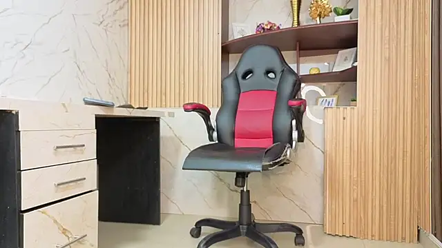 Snapshot of MissEscarleth chatting on February 20, 2:19 am MissEscarleth online show from February 20, 2:19 am