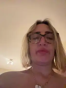 Snapshot of casalinga88 chatting on March 2, 8:16 am casalinga88 online show from March 2, 8:16 am