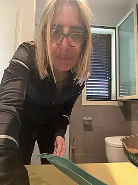 Snapshot of casalinga88 chatting on March 2, 11:18 am casalinga88 online show from March 2, 11:18 am