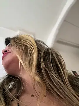 Snapshot of melanny10 chatting on December 21, 1:42 pm melanny10 online show from December 21, 1:42 pm