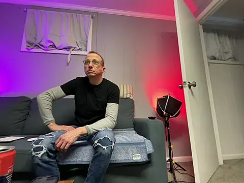 Snapshot of mouser21212 chatting on March 5, 7:06 pm mouser21212 online show from March 5, 7:06 pm