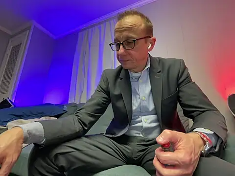 Snapshot of mouser21212 chatting on March 12, 6:18 am mouser21212 online show from March 12, 6:18 am