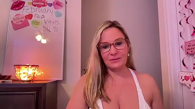 Snapshot of Milf_Goddess chatting on February 11, 8:15 am Milf Goddess online show from February 11, 8:15 am