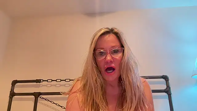 Snapshot of Milf_Goddess chatting on February 19, 1:18 am Milf Goddess online show from February 19, 1:18 am