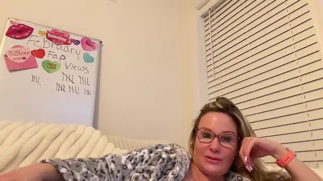 Snapshot of Milf_Goddess chatting on February 24, 3:44 am Milf Goddess online show from February 24, 3:44 am