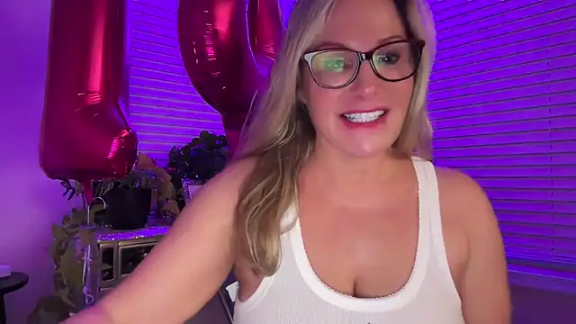 Snapshot of Milf_Goddess chatting on October 13, 5:51 am Milf Goddess online show from October 13, 5:51 am