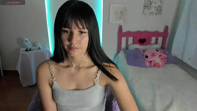 Snapshot of cute_roxy chatting on December 11, 11:43 pm cute roxy online show from December 11, 11:43 pm