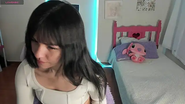 Snapshot of cute_roxy chatting on January 20, 12:25 am cute roxy online show from January 20, 12:25 am