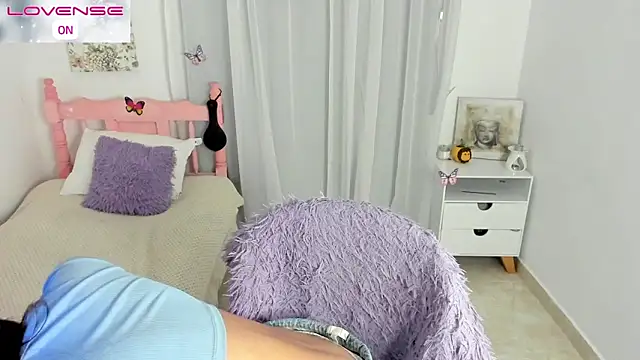 Snapshot of cute_roxy chatting on October 21, 1:28 am cute roxy online show from October 21, 1:28 am