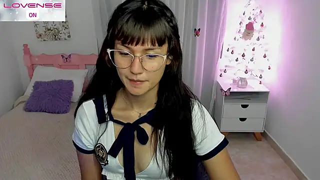 Snapshot of cute_roxy chatting on November 24, 2:00 am cute roxy online show from November 24, 2:00 am