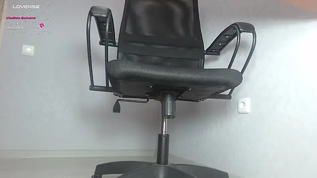 Snapshot of blondiana13 chatting on January 29, 12:56 pm blondiana13 online show from January 29, 12:56 pm