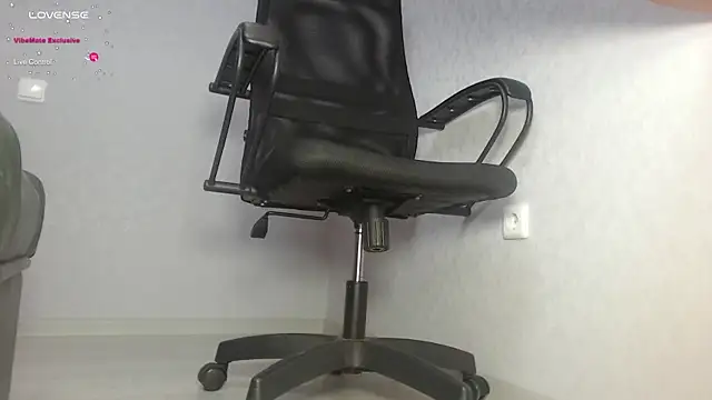 Snapshot of blondiana13 chatting on March 4, 12:33 pm blondiana13 online show from March 4, 12:33 pm