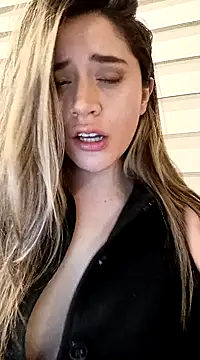 Snapshot of maliciaworld chatting on December 18, 12:21 am maliciaworld online show from December 18, 12:21 am