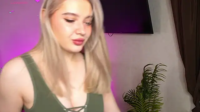 oliviabr0wn0 online show from April 8, 2:11 am