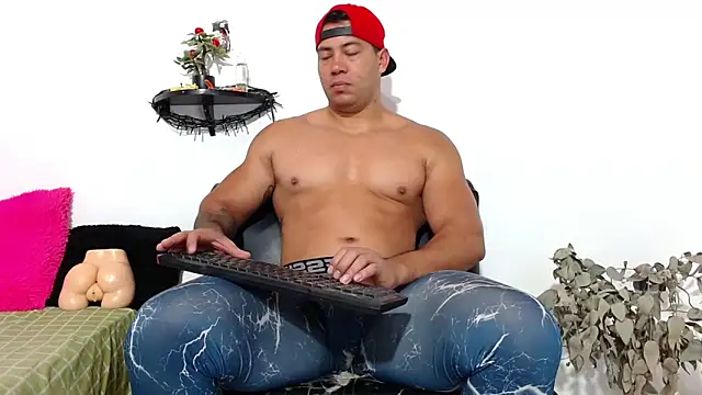 Snapshot of Martin_fiif chatting on March 18, 12:47 pm Martin fiif online show from March 18, 12:47 pm