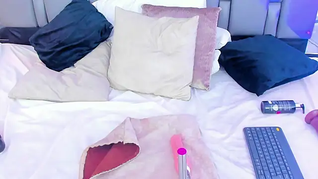 Emily Gil1 online show from February 6, 7:51 pm