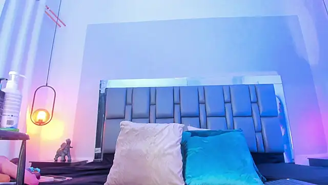 Emily Gil1 online show from March 11, 12:50 pm