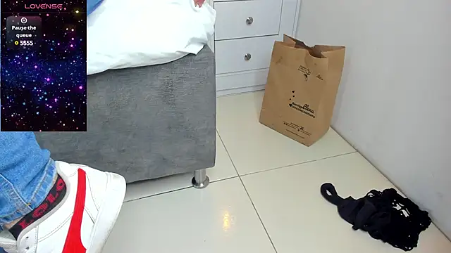 AilishBenson online show from December 15, 1:24 am