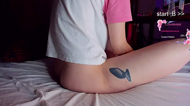 Snapshot of HunnyWifey chatting on October 9, 3:48 am HunnyWifey online show from October 9, 3:48 am