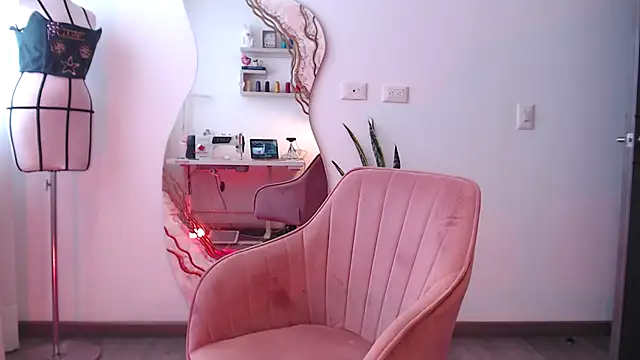 Snapshot of chloebritto chatting on December 18, 1:12 pm chloebritto online show from December 18, 1:12 pm