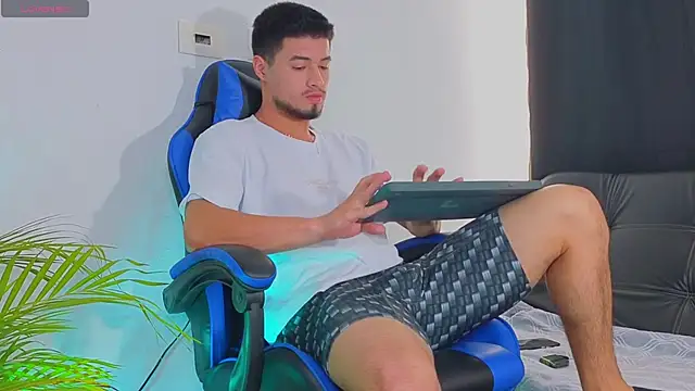 EdwardRoss  online show from October 30, 7:36 pm