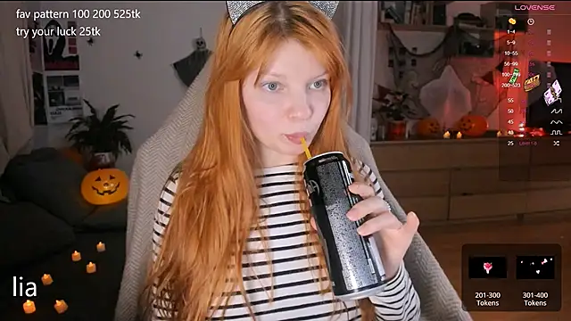 Snapshot of lil_lia chatting on October 23, 9:57 pm lil lia online show from October 23, 9:57 pm