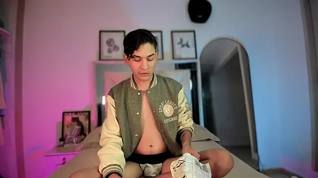 Snapshot of Adriien19 chatting on December 3, 11:36 pm Adriien19 online show from December 3, 11:36 pm