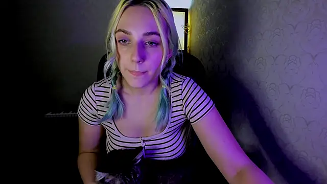 Snapshot of coraline_meow chatting on December 6, 2:38 pm coraline meow online show from December 6, 2:38 pm