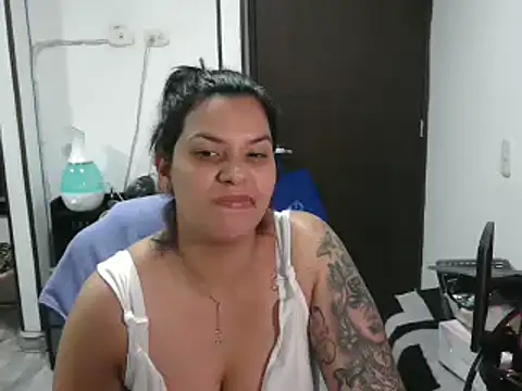 CarolinaRincon online show from March 11, 9:04 pm