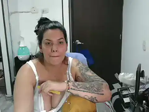 CarolinaRincon online show from March 12, 12:10 am